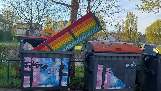 Die in den Farben nach Art des Regenbogens bemalte Bank in der Einfaltstraße wurde zweimal in den Container für Altpapier und einmal in die mobile Toilette gezwängt. Ein weiteres Mal wurde sie einfach umgeworfen. (Bild: zVg)