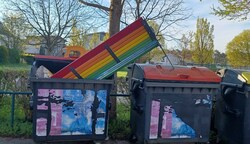 Die in den Farben nach Art des Regenbogens bemalte Bank in der Einfaltstraße wurde zweimal in den Container für Altpapier und einmal in die mobile Toilette gezwängt. Ein weiteres Mal wurde sie einfach umgeworfen. (Bild: zVg)