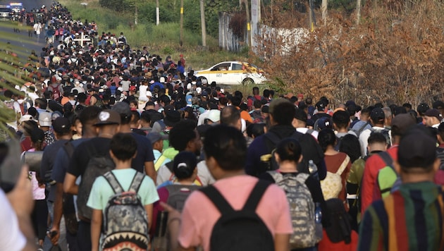 In der Hoffnung auf ein Visum in den USA haben sich am Sonntag tausende Flüchtlinge im Süden Mexikos auf den Weg in die Hauptstadt Mexiko-Stadt gemacht. (Bild: AFP or licensors)