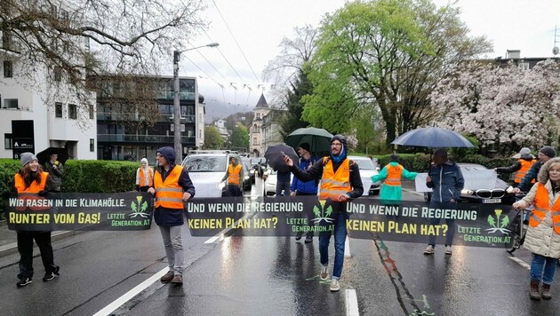 Am frühen Vormittag fand auf der Salzburger Imbergstraße ein Protestmarsch der Letzten Generation statt. (Bild: Letzte Generation)