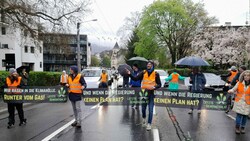 Am frühen Vormittag fand auf der Salzburger Imbergstraße ein Protestmarsch der Letzten Generation statt. (Bild: Letzte Generation)