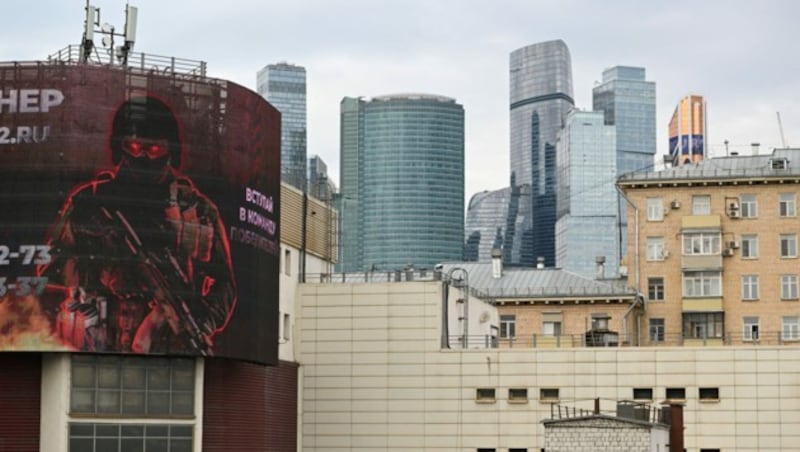 Wagner-Propaganda mitten in Moskau. Im Hintergrund: Das internationale Geschäftszentrum „Moskau City“. (Bild: APA/AFP/NATALIA KOLESNIKOVA)