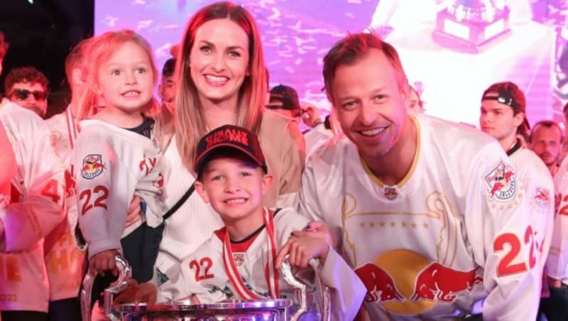 Auf seine Familie kann er immer bauen. Bereits den ersten Titelgewinn feierte der US-Amerikaner mit Frau Megan und den Kids Mason und Mila. (Bild: Tröster Andreas)