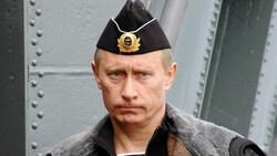 Putin inspiziert im Jahr 2005 Übungen der russischen Militärflotte in der Barentsee. (Bild: Fedoseyev Lev / Tass / picturedesk.com)