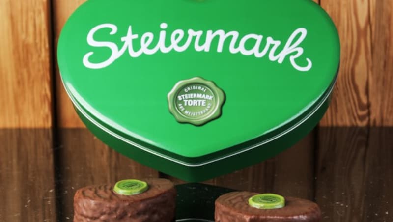 Ausschließlich steirische Konditoren- und Bäckermeister dürfen Hand an die Steiermarktorte legen. Deshalb gibt es diese nur mit Echtheits-Zertifikat und dem individuellen grünen Siegel des jeweiligen Bäcker- oder Konditormeisters. Edel verpackt im grünen Herz trifft die süße Vertreterin der grünen Mark auf Genussspechte weit über die Landesgrenzen hinaus. (Bild: Wirtschaftskammer Steiermark)