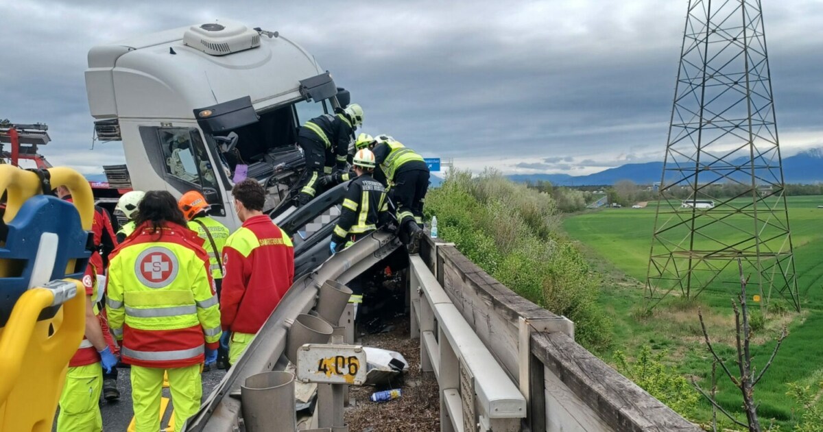 Großeinsatz Am Morgen Zwei Tote Bei Unfall Auf S4 In Niederösterreich Kroneat