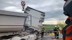 Zahlreiche Einsatzkräfte waren vor Ort, die Straße musste für längere Zeit gesperrt werden. (Bild: PRESSETEAM D. FF WR. NEUSTADT)