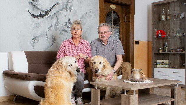 Magdalena Breuer-Wurz und Stefan Breuer haben selbst zwei Hunde und wissen daher genau, worauf es im Urlaub ankommt. (Bild: SCHINDLER KLAUS)