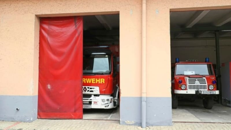 Nicht zeitgemäß ist diese Wagenhalle der Feuerwache Ost, die mit Planen zugezogen wird. (Bild: Christian Jauschowetz)