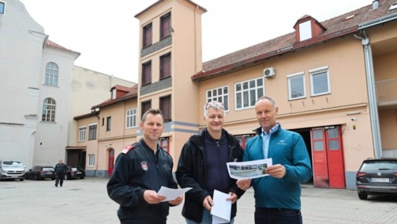 Oberbrandmeister Gerhard Roth, Stadtrat Manfred Eber und Branddirektor Klaus Baumgartner (von links). (Bild: Christian Jauschowetz)