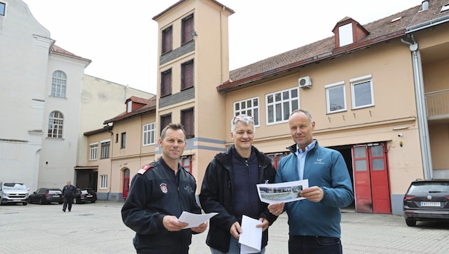 Oberbrandmeister Gerhard Roth, Stadtrat Manfred Eber und Branddirektor Klaus Baumgartner (von links). (Bild: Christian Jauschowetz)