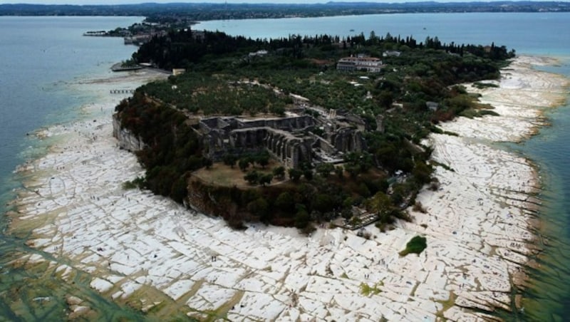 Die weißen Felsen rund um Sirmione am Südufer des Gardasees werden immer sichtbarer. (Bild: AP)