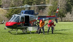 Der Hubschrauber flog die Bergretter am Sonntag aus dem Tal in rund 2200 Meter Höhe. (Bild: ZOOM.TIROL)