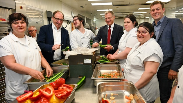 Minister Rauch, Landeshauptmann Thomas Stelzer und Landesrat Kaineder in der Betriebsküche im LDZ. Fürs Foto legten Letztere sogar Hand ans (österreichische) Gemüse an. (Bild: Dostal Harald)