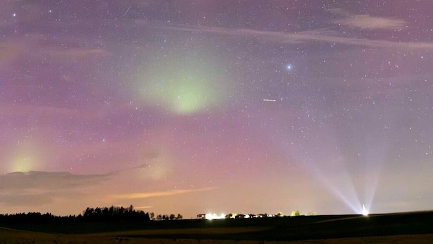 Ein „Krone“-Leserreporterin fotografierte die Polarlichter über Heiligenberg. (Bild: Sabine Leidinger)