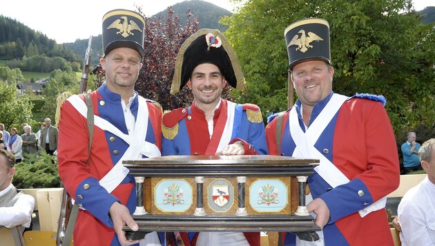 Erich (v.l.), Sebastian und Günter bei der sogenannten Ladübertragung (Bild: ROLAND HOLITZKY)