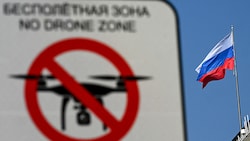Ein Drohnen-Verbotsschild in der Nähe des russischen Parlaments in Moskau (Bild: APA/AFP/Kirill KUDRYAVTSEV)