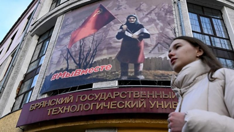 Patriotische Plakate mit Bezug auf den Zweiten Weltkrieg sind in Russland immer wieder zu finden - vor allem kurz vor dem 9. Mai, den die Russen als Tag des Sieges gegenüber Nazi-Deutschland feiern. (Bild: APA/AFP/Kirill KUDRYAVTSEV)