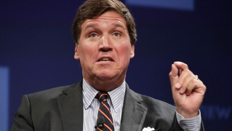 Der konservative US-Sender Fox News und sein Moderator Tucker Carlson, der Verschwörungsmythen verbreitet und rechtsextreme Positionen vertritt, gehen künftig getrennte Wege. (Bild: APA/AFP/GETTY IMAGES/CHIP SOMODEVILLA)