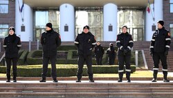 Polizisten vor dem moldauischen Parlament in der Hauptstadt Chisinau (Bild: AP)