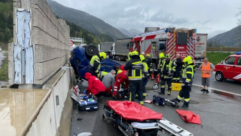 Der Feldkirchner wurde an der Unfallstelle erstversorgt. (Bild: HFW Villach)