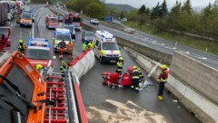 Die Unfallstelle war über eine Stunde lang gesperrt. (Bild: HFW Villach)