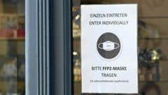 Lange musste die FFP2-Maske überall getragen werden - mit Ende April gilt wieder: „oben ohne“ ist erlaubt! (Bild: APA/BARBARA GINDL)