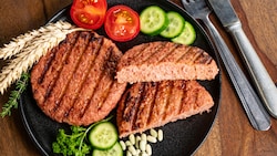 Vegane Fleischersatzprodukte sind gut fürs Klima und Tierwohl, doch viel zu teuer. (Bild: barmalini - stock.adobe.com)