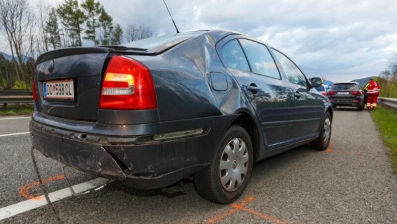 Auf dieses Auto fuhr der Lenker ohne Führerschein auf. (Bild: Bernd Hofmeister)