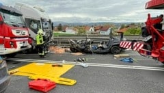 Die Bergungsarbeiten durch die Feuerwehr gestalteten sich schwierig. (Bild: Thomas Lenger/Monatsrevue)