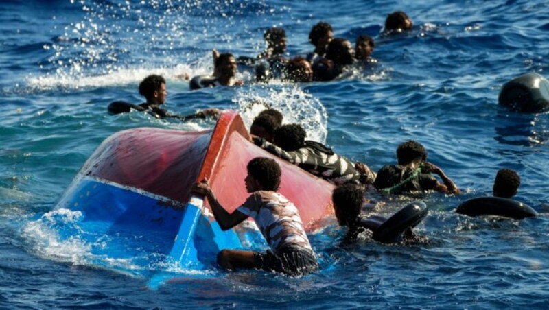 Die Suche nach den Vermissten ist noch im Gange, teilte die italienische Küstenwache mit. (Bild: AP Photo/Francisco Seco, File)