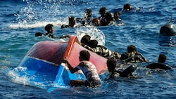 Vor der Insel Lampedusa ist ein erst zweijähriges Mädchen bei einem Schiffsunglück ums Leben gekommen (Archivbild).                                                                                (Bild: AP Photo/Francisco Seco, File)