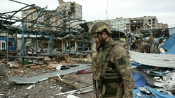 Ein Soldat im zerstörten Bachmut (Bild: AFP)