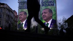 „Die richtige Zeit, der richtige Mann für das türkische Jahrhundert“, steht auf den Wahlplakaten von Erdogan in Istanbul. (Bild: AP)