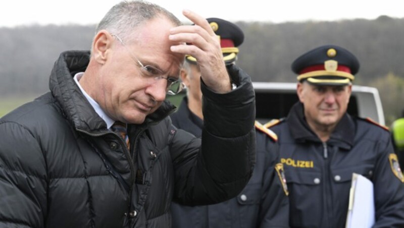 Innenminister Gerhard Karner mit Polizisten am Grenzübergang Klingenbach/Sopron (Bild: APA/ROBERT JAEGER)