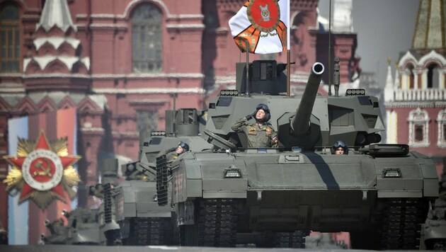Die umstrittene Wunderwaffe: der Kampfpanzer T-14 Armata (Bild: AFP)