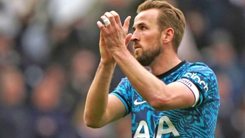 Wird Harry Kane schon bald im roten Trikot auf Torjagd gehen? (Bild: AP)