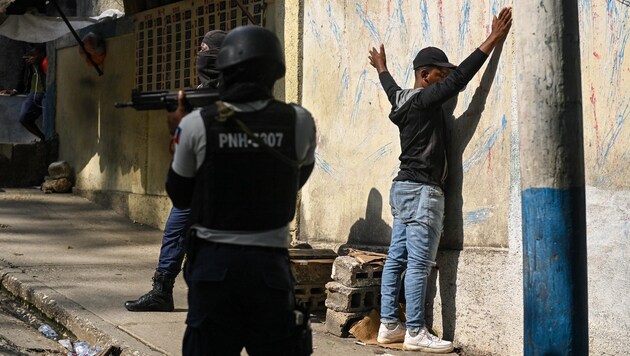 Catholic Bishop Pierre-Andre Dumas was the victim of gang violence in Haiti (symbolic image). (Bild: APA/AFP/Richard PIERRIN)