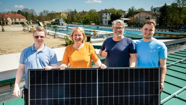 Was lange währt, wird endlich gut: Kerschbaumer (2. v. re.) mit Krismer und Badener PV- Profis Markus Schwarz und Georg Schilling (Bild: Grüne NÖ)