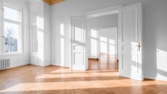 Empty room, flat with stucco ceiling and parquet floor - (Bild: hanohiki - stock.adobe.com)