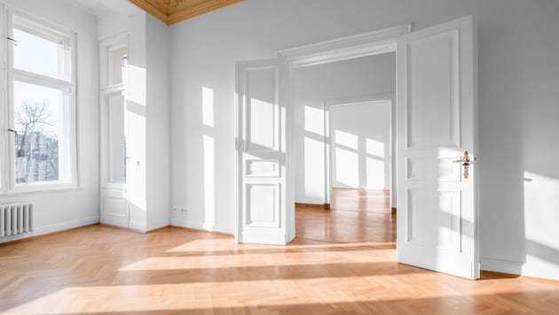 Empty room, flat with stucco ceiling and parquet floor - (Bild: hanohiki - stock.adobe.com)