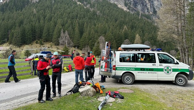 Die Bergretter konnten nicht in den Gipfelbereich geflogen werden. (Bild: ZOOM.TIROL)