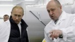Prigoschin zeigt im Jahr 2010 dem damaligen Premierminister Wladimir Putin seine Fabrik für Schulessen. (Bild: AFP)