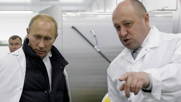 Prigoschin zeigt im Jahr 2010 dem damaligen Premierminister Wladimir Putin seine Fabrik für Schulessen. (Bild: AFP)