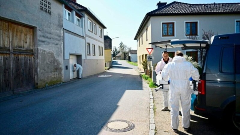 Tatortermittler im Einsatz (Bild: Imre Antal)