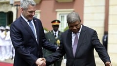 Bundeskanzler Karl Nehammer mit Angolas Präsident Joao Lourenco in Luanda (Bild: APA/ROBERT JAEGER)