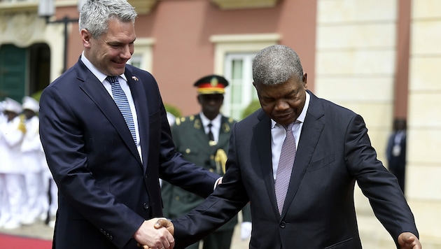 Bundeskanzler Karl Nehammer mit Angolas Präsident Joao Lourenco in Luanda (Bild: APA/ROBERT JAEGER)