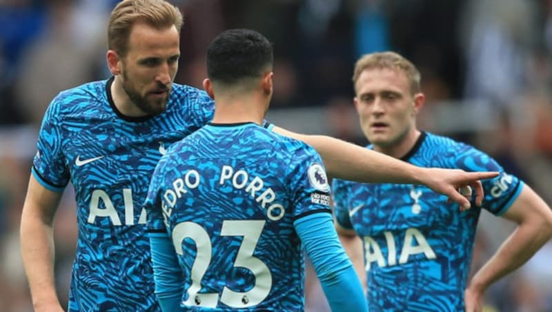 Tottenham Hotspur's English striker Harry Kane (C) talks with Tottenham Hotspur's Spanish defender Pedro Porro (2R), Tottenham Hotspur's English midfielder Oliver Skipp (R) and Tottenham Hotspur's Argentinian defender Cristian Romero after they conceded a fifth goal during the English Premier League football match between Newcastle United and Tottenham Hotspur at St James' Park in Newcastle-upon-Tyne, north east England on April 23, 2023. (Photo by Lindsey Parnaby / AFP) / RESTRICTED TO EDITORIAL USE. No use with unauthorized audio, video, data, fixture lists, club/league logos or 'live' services. Online in-match use limited to 120 images. An additional 40 images may be used in extra time. No video emulation. Social media in-match use limited to 120 images. An additional 40 images may be used in extra time. No use in betting publications, games or single club/league/player publications. / (Bild: AFP or licensors)