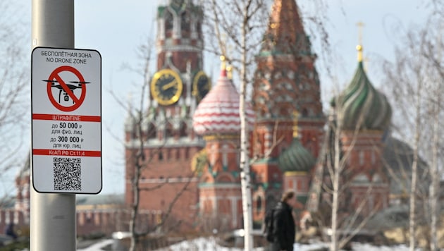 Im Moskauer Stadtzentrum herrscht offiziell ein Drohnen-Verbot. (Bild: APA/AFP/NATALIA KOLESNIKOVA)