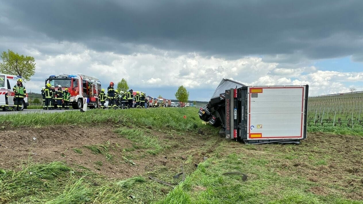 Ursache Unklar - Autofahrerin Stirbt Bei Kollision Mit Lkw | Krone.at